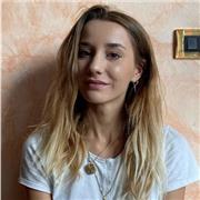 Laureata in Economia e Scienze Sociali alla Bocconi e diplomata in Organo e Composizione al Conservatorio di Trieste impartisce lezioni di musica, matematica e inglese